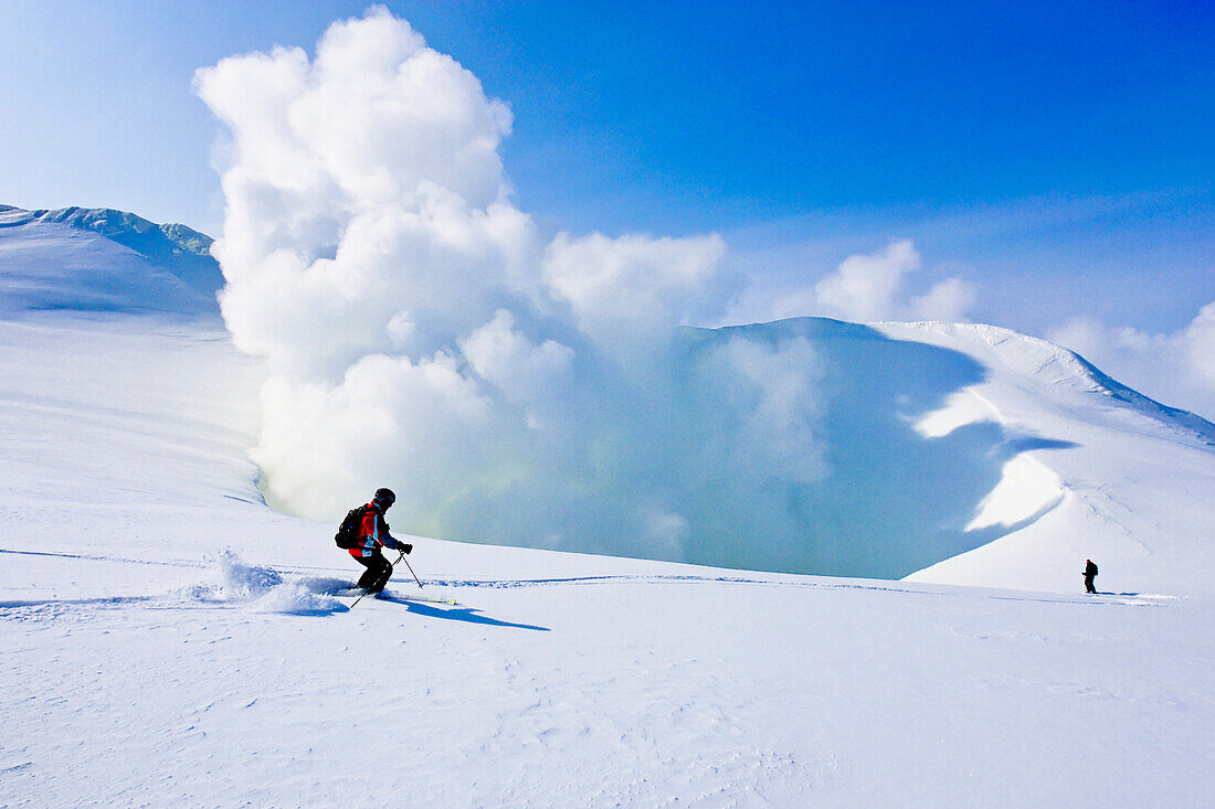 Zwei Skifahrer am Vulkan Zhupanovsky, Heliskiing in Kamtschatka, Sibirien, Russland