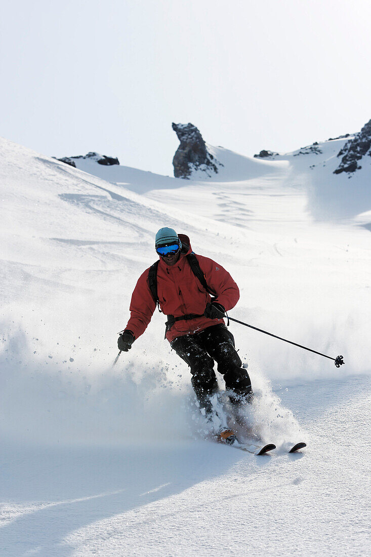 Heliskiing am Vulkan Zhupanovsky, Jupanovsky Kamtschatka, Sibirien, ein Mann fährt mit Skis im Tiefschnee, MR