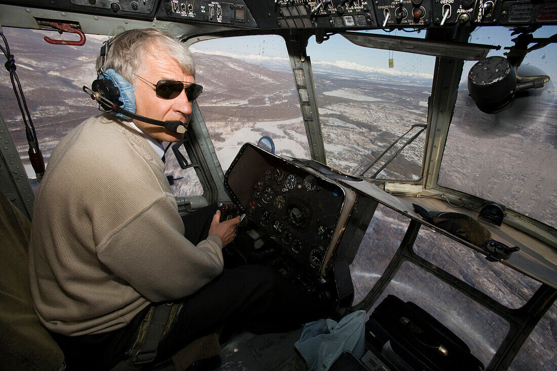 Pilot  im Cockpit eines russischen MI-8 Helikopters, Kamtschatka, Sibirien, Russland