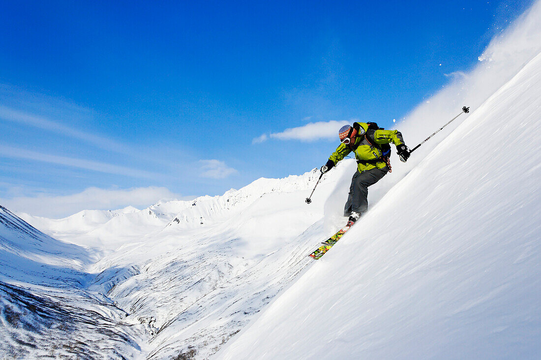 Skifahrer fährt im Tiefschnee, Heliskiing in Kamtschatka, Sibirien, Russland