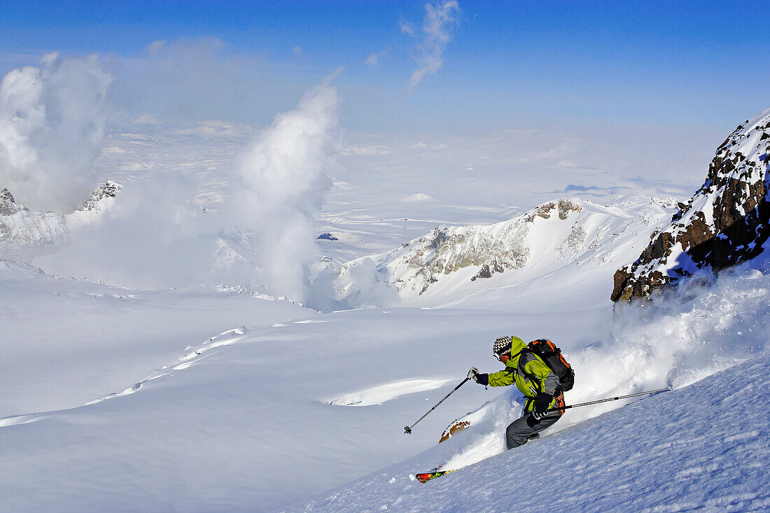 Skifahrer fährt im Tiefschnee, Heliskiing in Kamtschatka, Sibirien, Russland