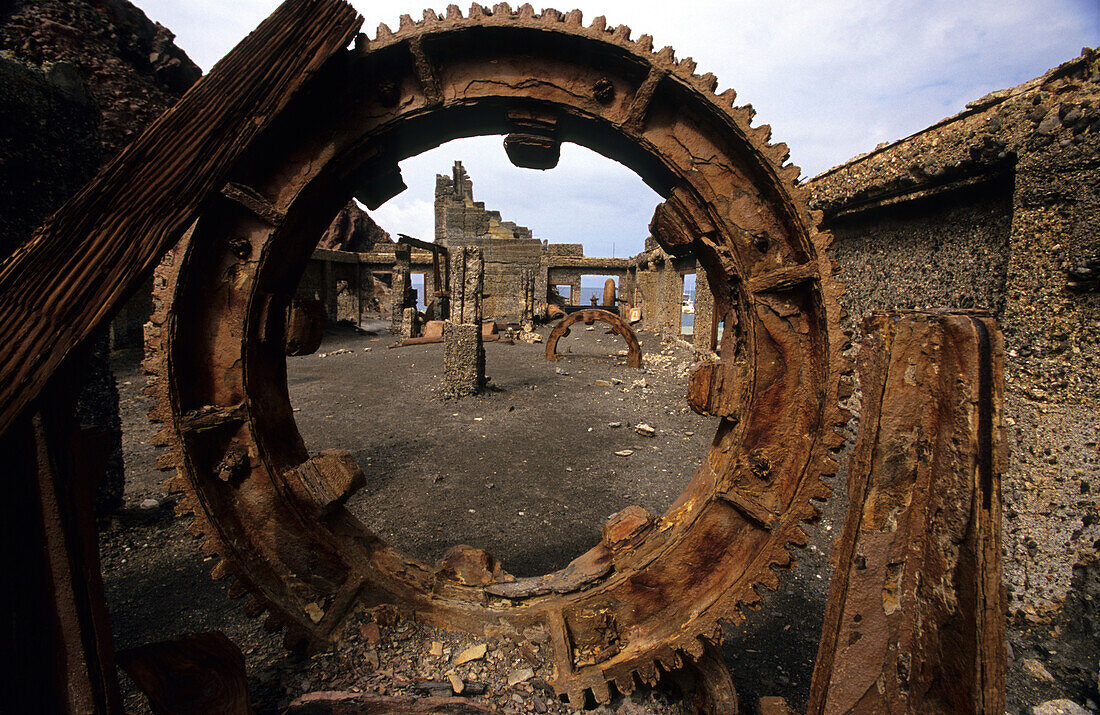 Verfallene Ruine einer Schwefelmine auf White Island, Nordinsel, Neuseeland