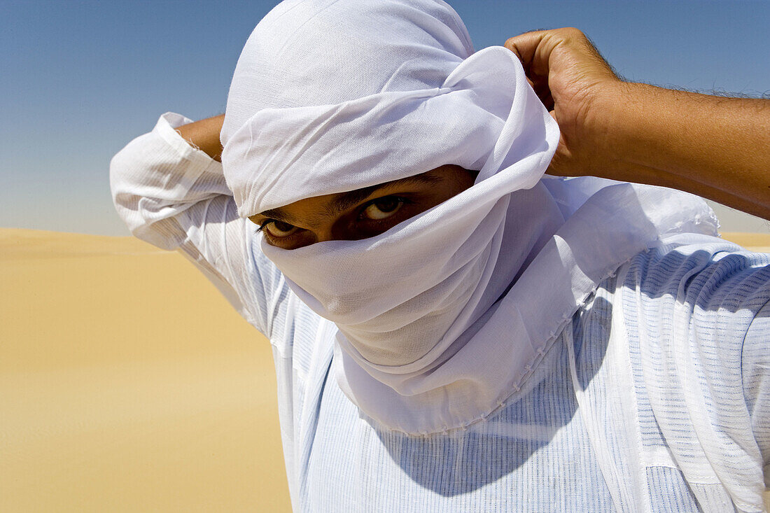 Ahmed Hussein in the desert and Great Sand Sea between Siwa and Bahariya oasis (450km). Libyan desert. Egypt