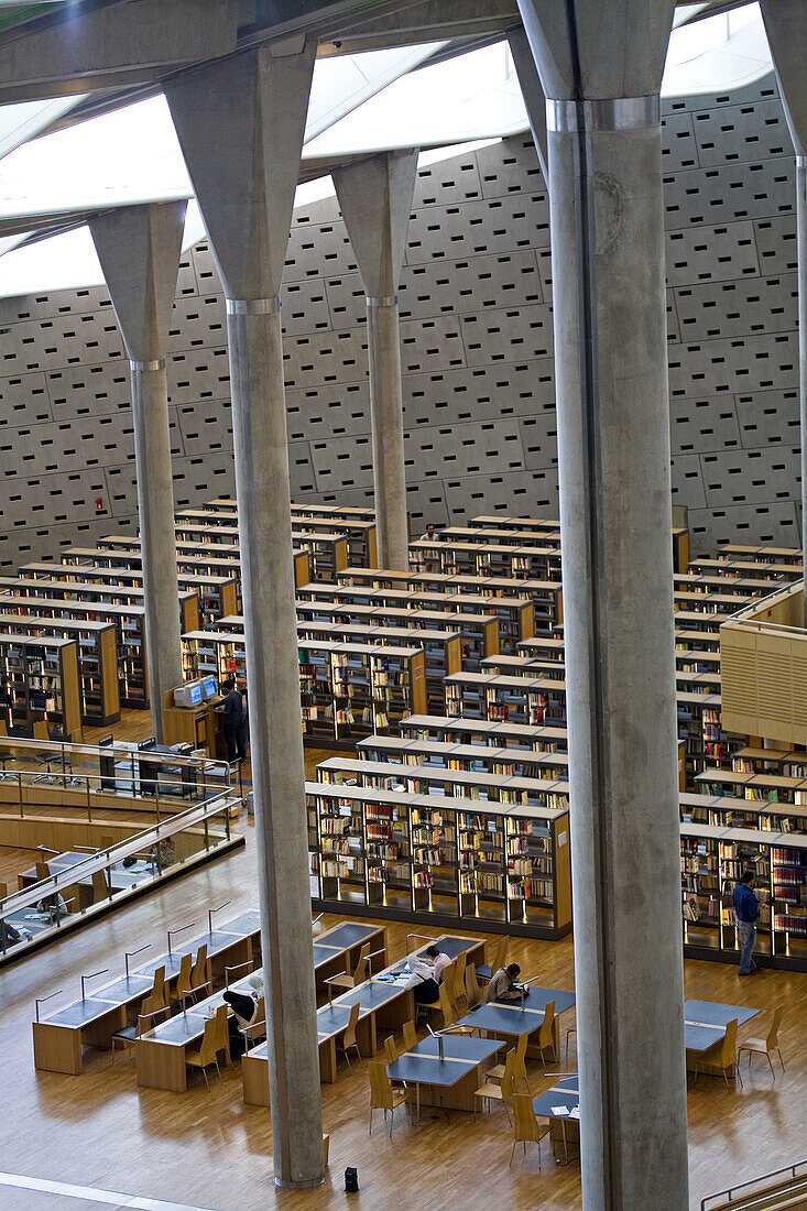 The Great Library opened 2002, architect Snohetta team from Norway winner of an international architecture contest (650) organized and financed by Unesco. Corniche. City of Alexandria. Egypt