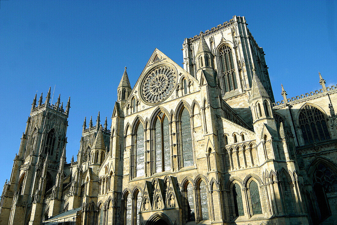  Architektur, Aussen, Außen, Cathedral of Saint Peter, Dom, England, Europa, Farbe, Fassade, Fassaden, Gebäude, Gotische Architektur, Großbritannien, Horizontal, Kathedrale, Kathedralen, Kirche, Kirchen, Kunst, Plätze der Welt, Reisen, Stadt, Städte, Tage