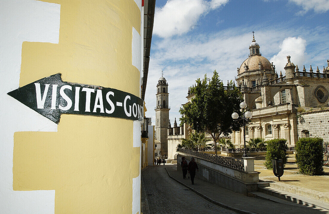 Hinweisschild für Besucher der Weinkellereien González Byass mit Kathedrale im Hintergrund. Jerez de la Frontera. Provinz Cádiz. Spanien