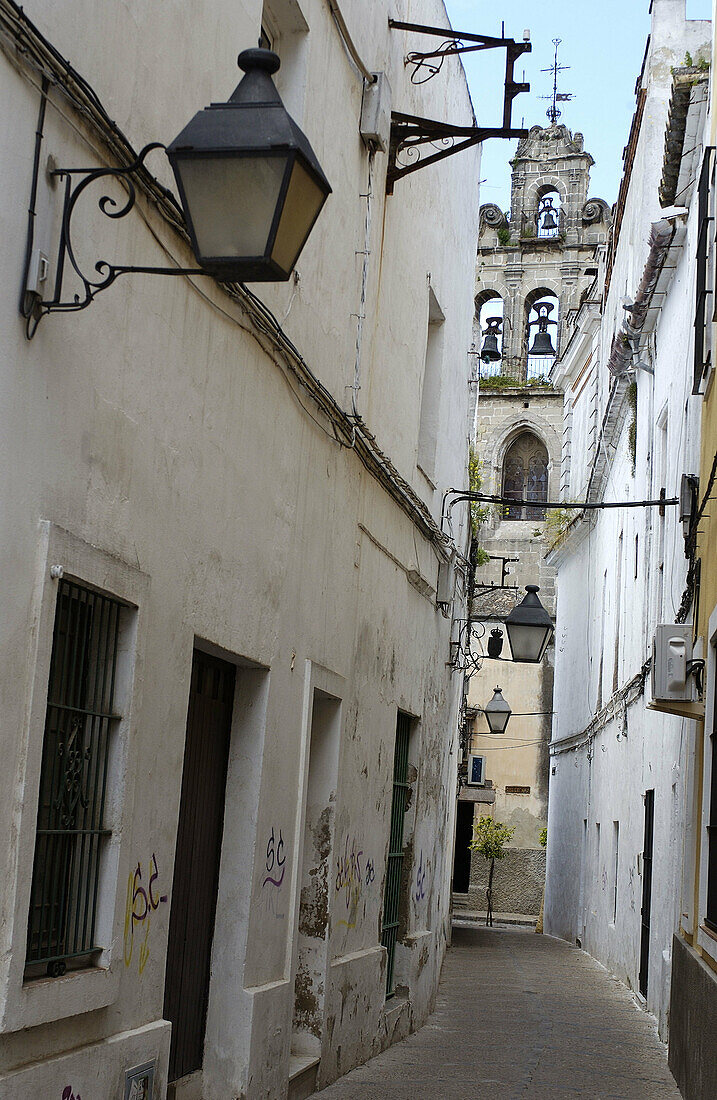 Straße Horno und Turm der Kirche San Marcos im Hintergrund. Jerez de la Frontera. Provinz Cádiz. Spanien