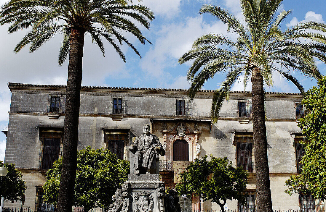 Domecq-Palast (erbaut im 18. Jahrhundert) und Denkmal für Pedro Domecq. Jerez de la Frontera. Provinz Cádiz. Spanien