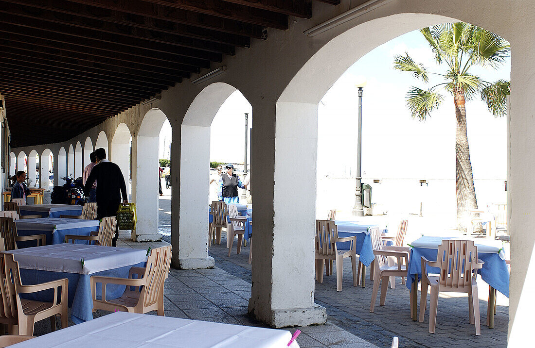 Restaurants am Strand von Bajo de Guía. Sanlúcar de Barrameda. Provinz Cádiz. Andalusien. Spanien