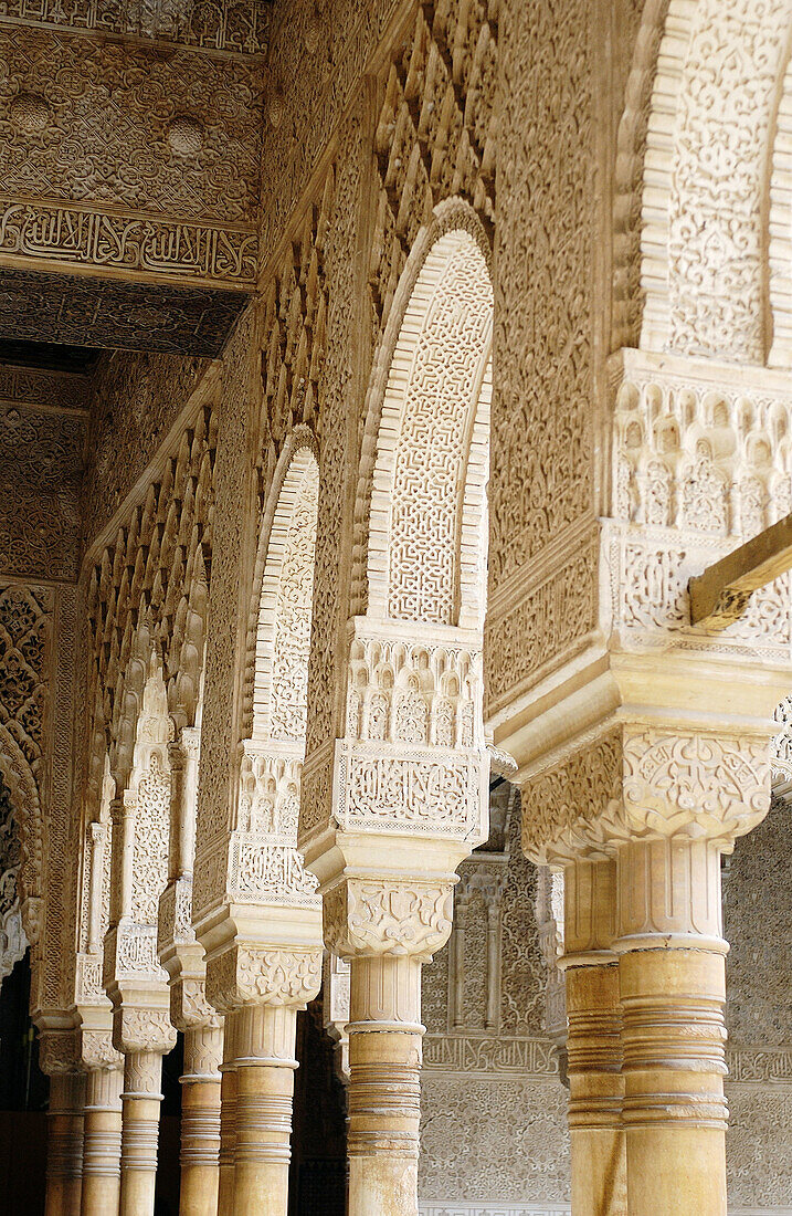 Detail der Säulen im Hof der Löwen, Alhambra. Granada. Spanien