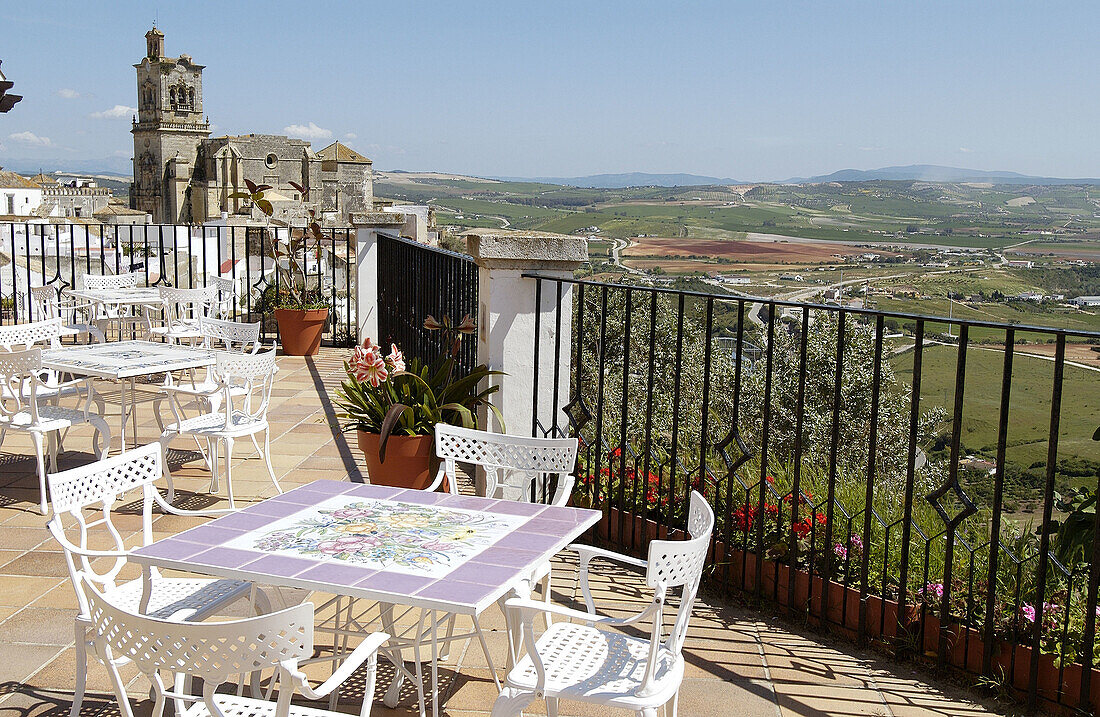 Terrasse des Parador Nacional (staatlich geführtes Hotel). Arcos de la Frontera. Provinz Cádiz. Spanien