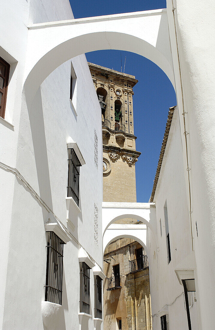 Kirche Santa María von der Straße Escribanos aus. Arcos de la Frontera. Provinz Cádiz. Spanien