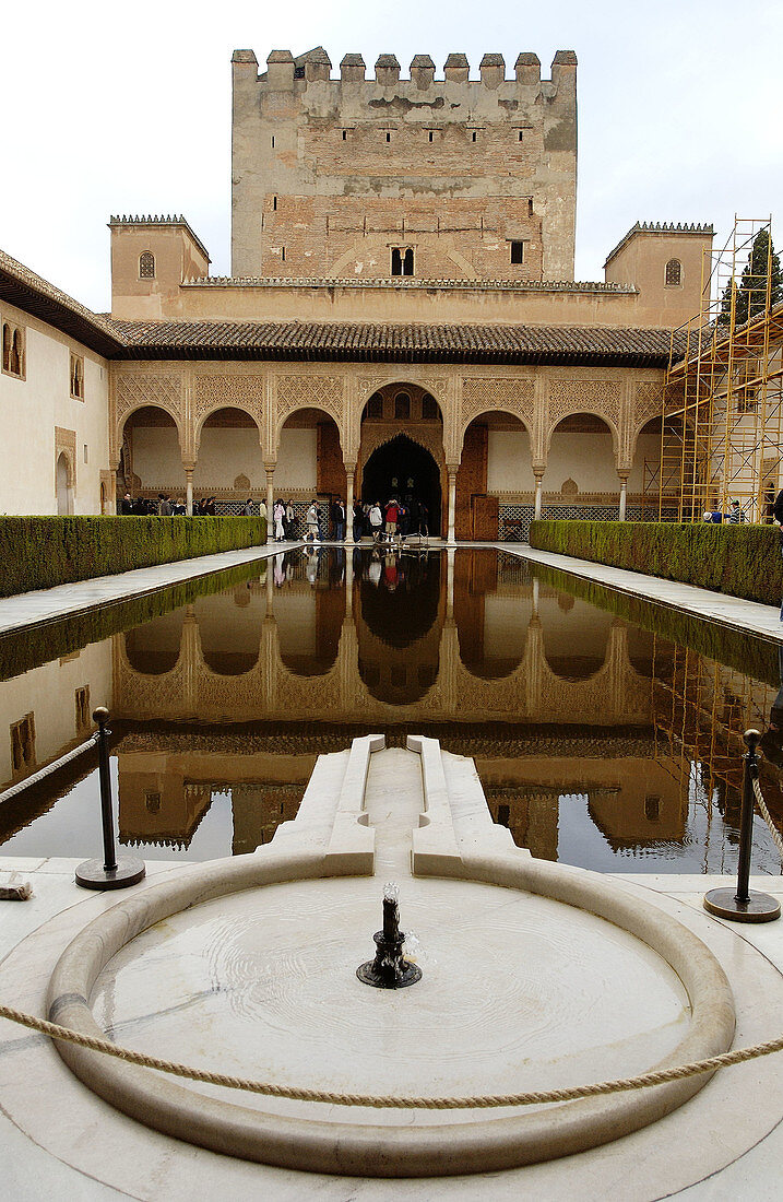 Turm von Comares und Patio de los Arrayanes (Hof der Myrten), Alhambra. Granada. Spanien