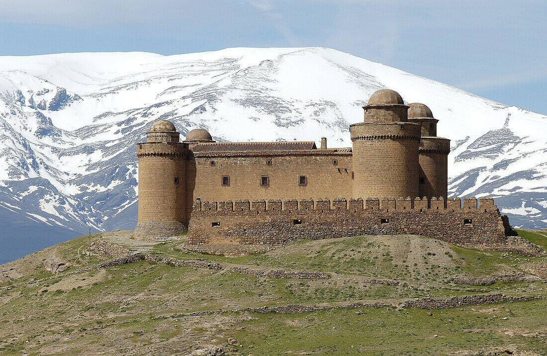 Schloss Lacalahorra und das Gebirge Sierra Nevada. Provinz Granada. Spanien