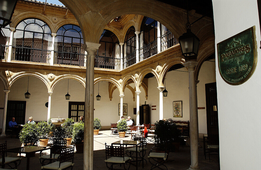 Innenhof des Parador Nacional del Condestable Dávalos. Úbeda. Provinz Jaén. Spanien