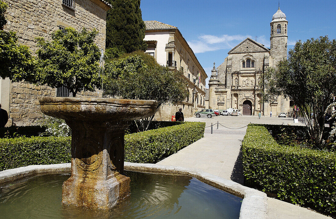 Springbrunnen und Iglesia del Salvador im Hintergrund. Úbeda. Provinz Jaén. Andalusien. Spanien