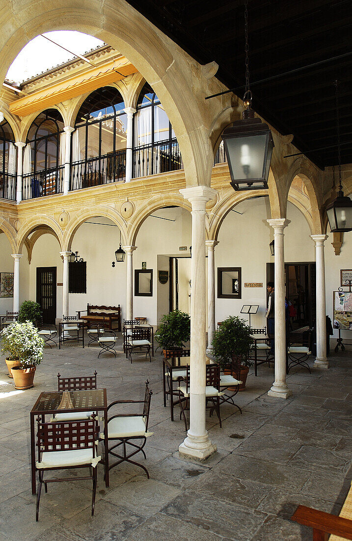 Innenhof des Parador Nacional del Condestable Dávalos. Úbeda. Provinz Jaén. Spanien