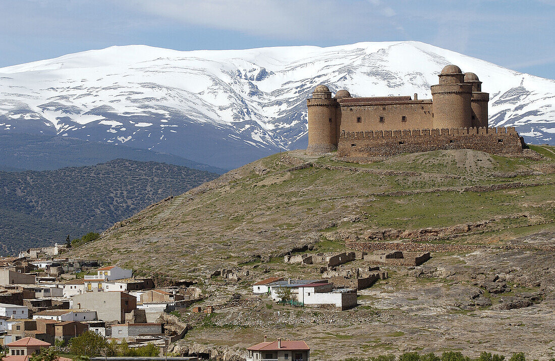 Burg Lacalahorra und Sierra Nevada-Gebirge. Provinz Granada. Spanien