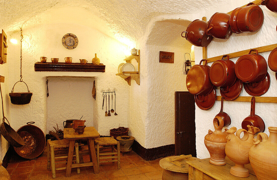 Innenansicht eines Hauses im Troglodytenviertel von Santiago. Guadix. Provinz Granada. Spanien