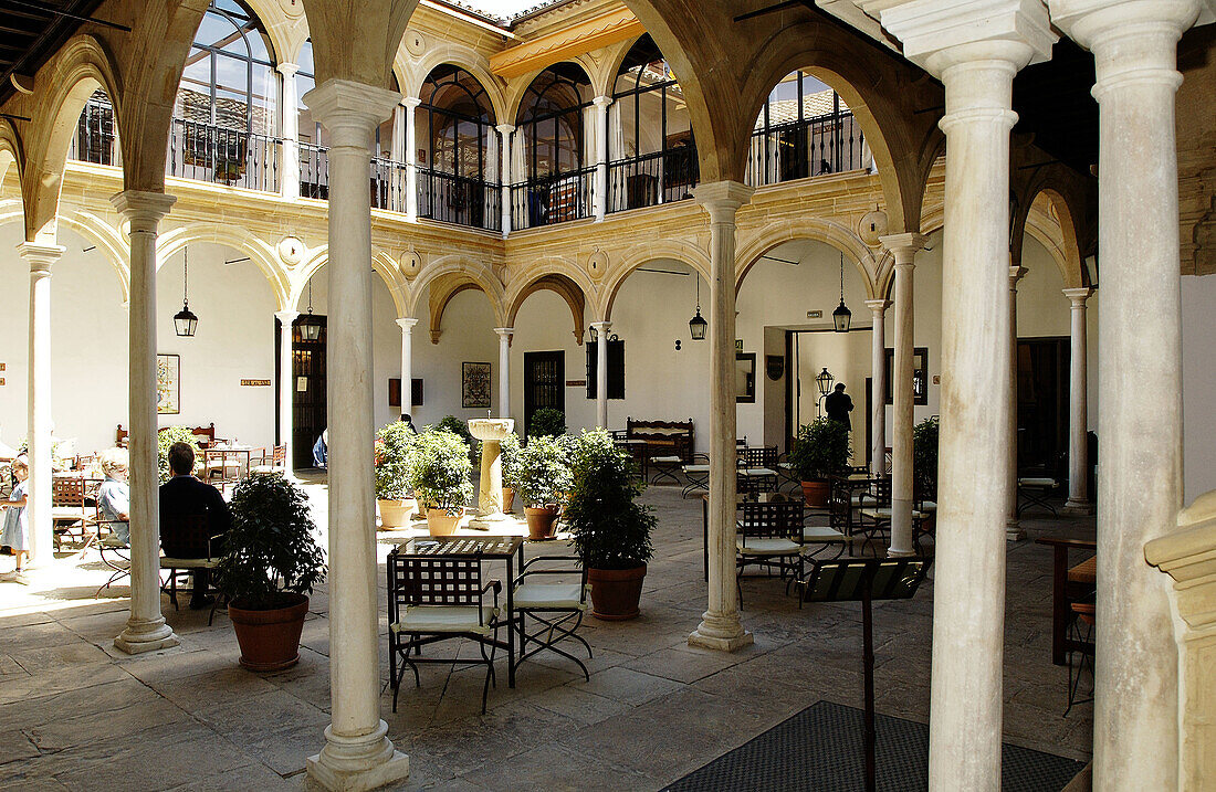 Innenhof des Parador Nacional del Condestable Dávalos. Úbeda. Provinz Jaén. Spanien