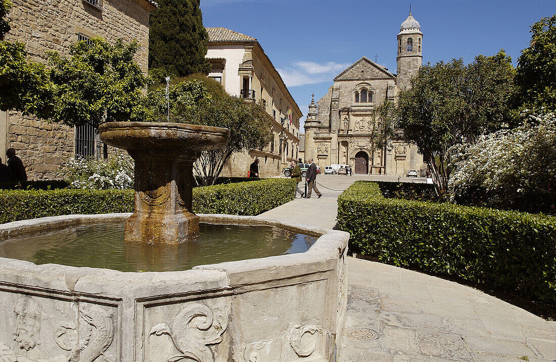 Springbrunnen und Iglesia del Salvador im Hintergrund. Úbeda. Provinz Jaén. Andalusien. Spanien