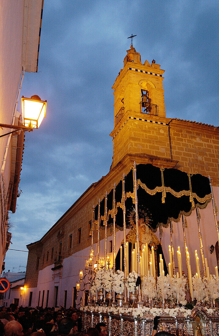 Prozession der Virgen María Santísima de la Soledad während der Karwoche. Osuna, Provinz Sevilla. Spanien