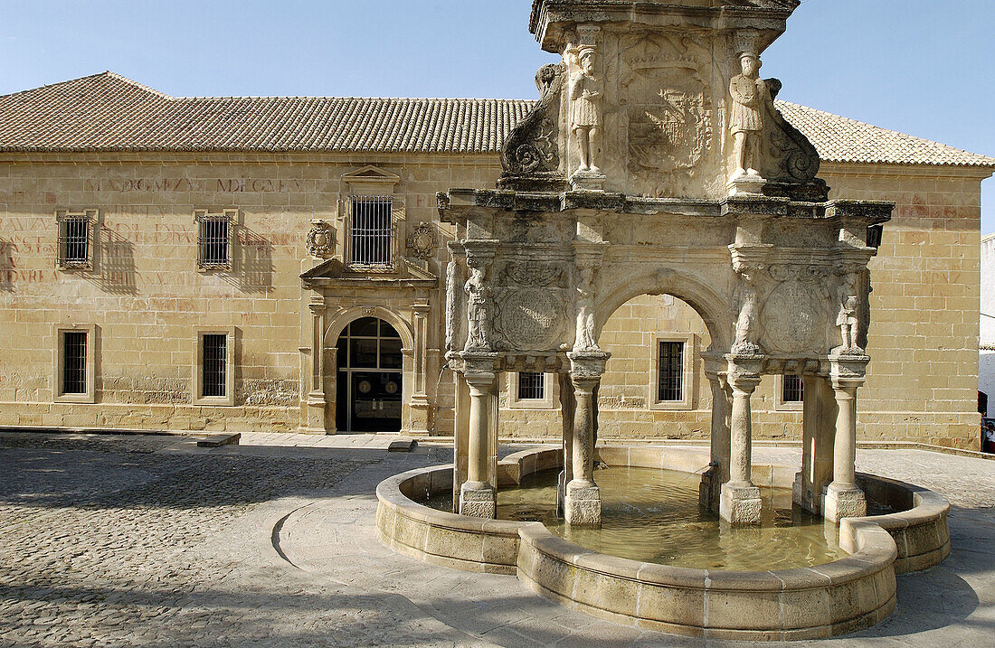 Seminario de San Felipe Neri und Springbrunnen auf dem Platz Santa María. Baeza. Provinz Jaén. Spanien