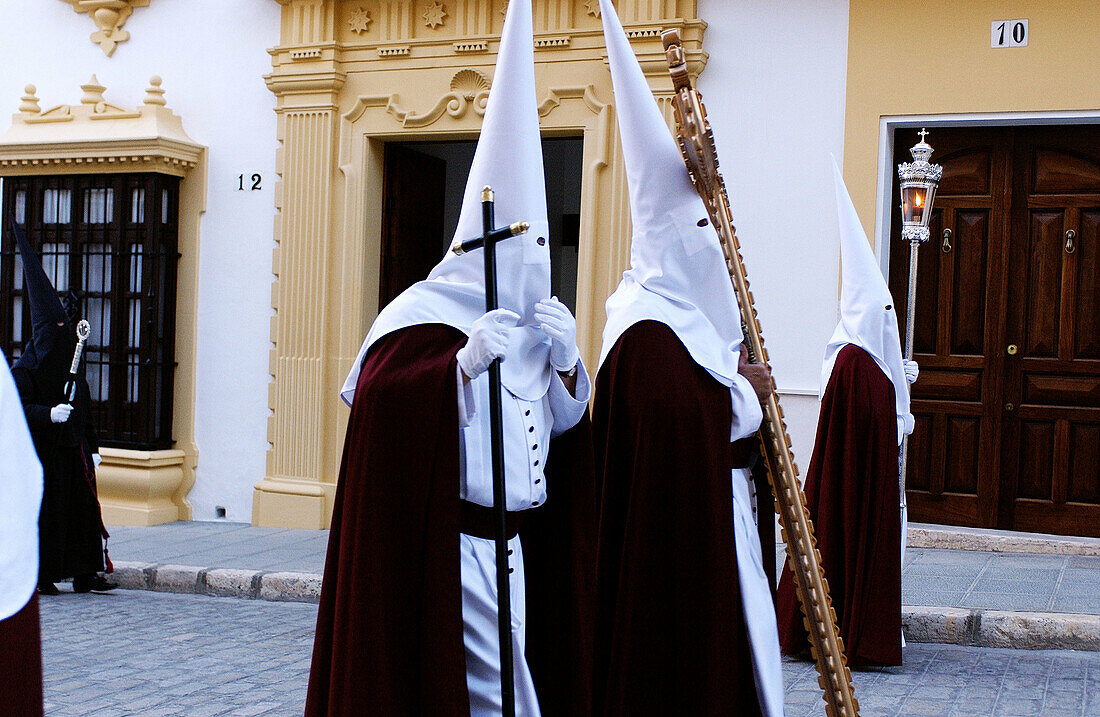 Hermandad del Santo Entierro Büßer bei der Prozession in der Karwoche. Osuna, Provinz Sevilla. Spanien