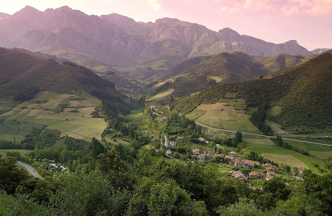 Picos de Europa und das Dorf Turieno vom Kloster Santo Toribio de Liébana aus. Kantabrien. Spanien