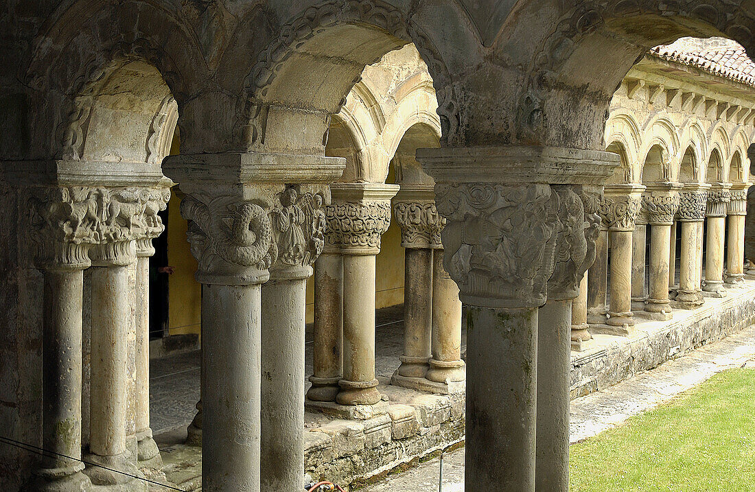 Kreuzgang der romanischen Stiftskirche. Santillana del Mar. Kantabrien, Spanien