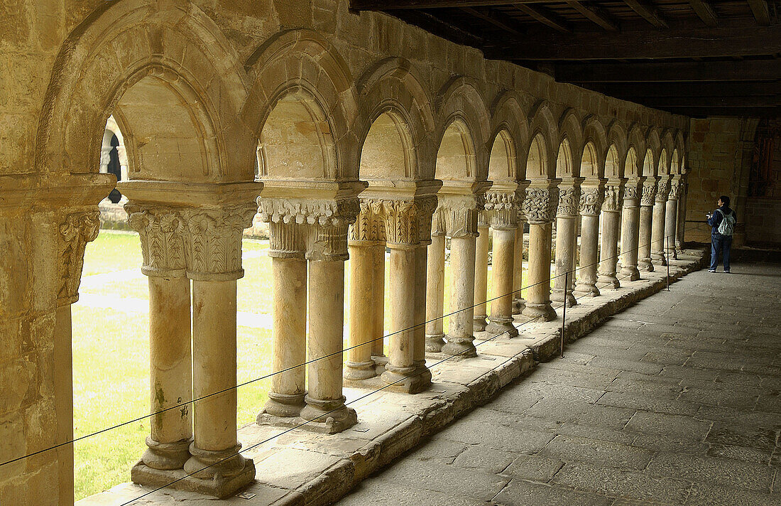 Kreuzgang der romanischen Stiftskirche. Santillana del Mar. Kantabrien, Spanien