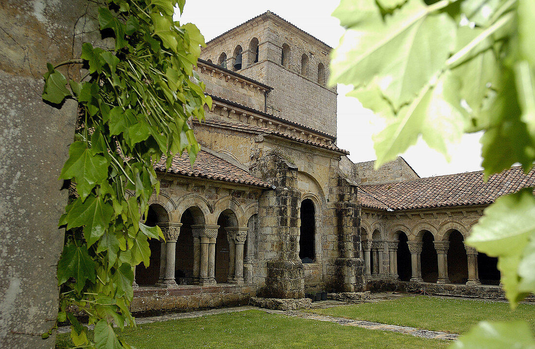 Kreuzgang der romanischen Stiftskirche. Santillana del Mar. Kantabrien, Spanien