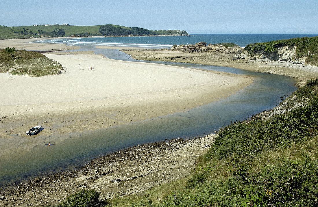 Bucht und Playa de la Rabia. Parque Natural de Oyambre. Trasvias. Comillas. Kantabrien. Spanien