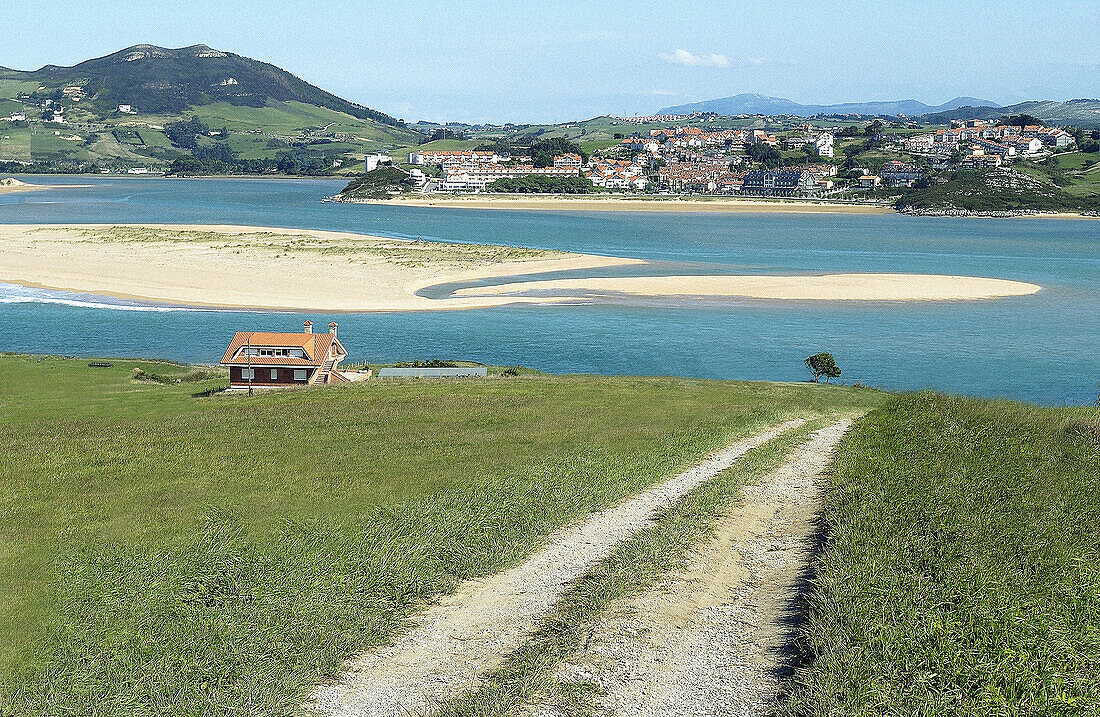 Flussmündung Pas. Ria de Mogro. Blick von Raballera in der Punta del Aguila. Kantabrien. Spanien