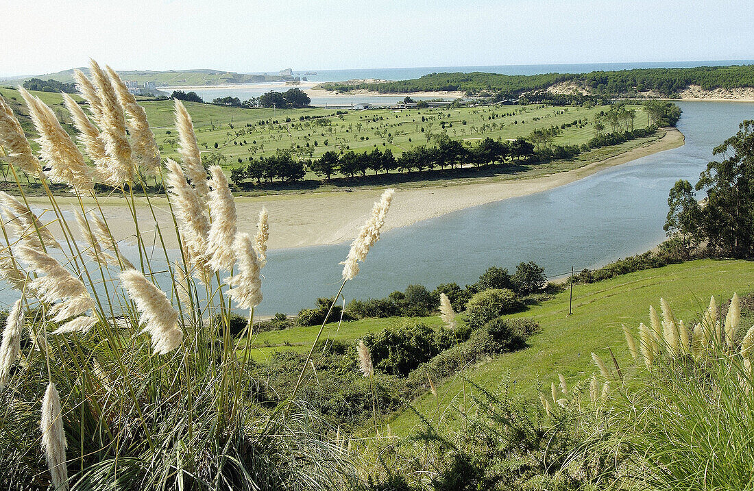 Flussmündung Pas. Ria de Mogro. Parque Natural Dunas de Liencres. Miengo. Kantabrien. Spanien