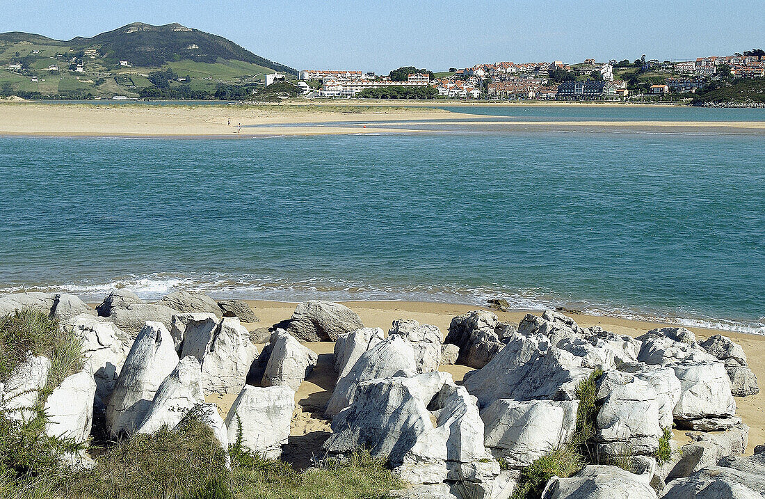 Mündung des Flusses Pas. Ria de Mogro. Blick von Raballera in der Punta del Aguila. Miengo. Kantabrien. Spanien