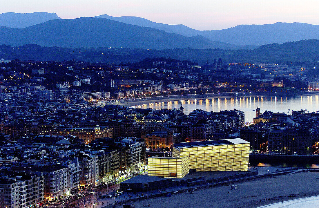 Kursaal und Playa de la Zurriola. Bahía de la Concha. San Sebastian (Donostia). Guipuzcoa. Baskenland. Spanien