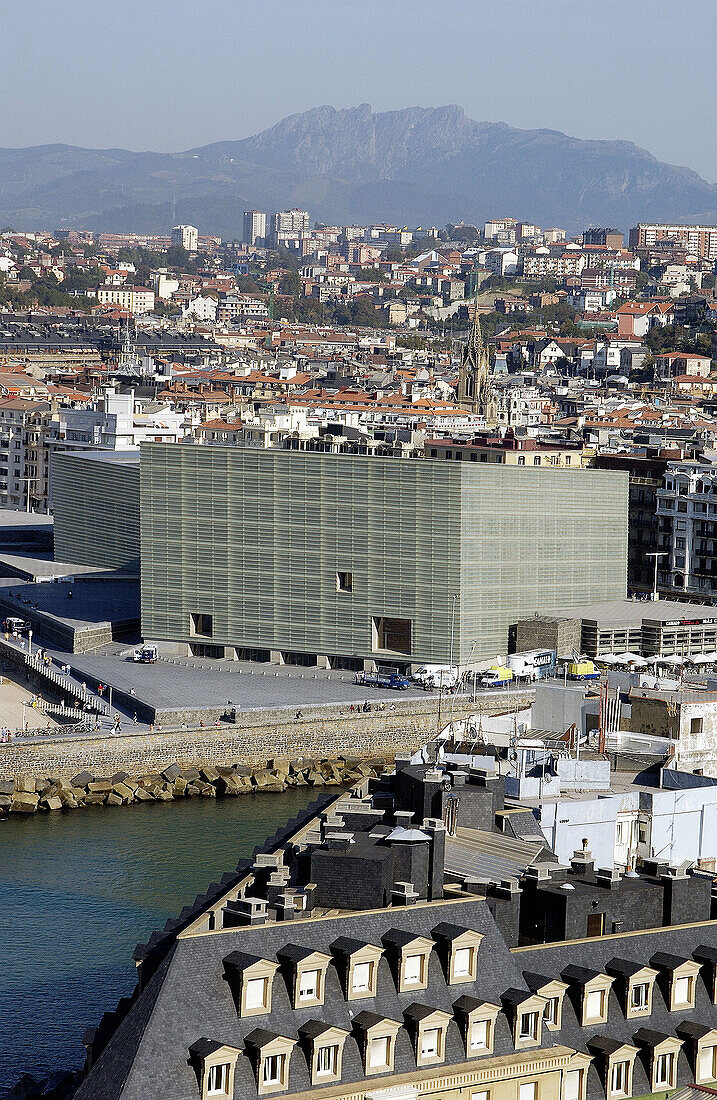 Kursaal mit Peñas de Aya im Hintergrund. Blick vom Monte Urgull. San Sebastian (Donostia). Guipuzcoa. Baskenland. Spanien