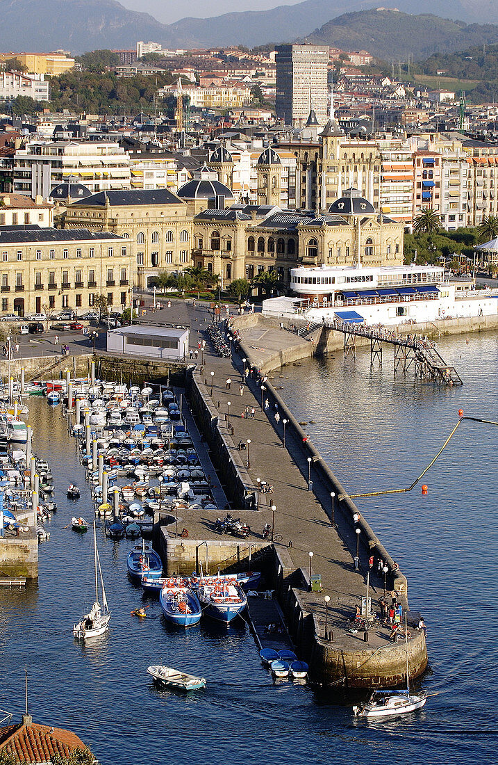 Hafen und Bahía de la Concha. Blick vom Monte Urgull. San Sebastian (Donostia). Guipuzcoa. Baskenland. Spanien