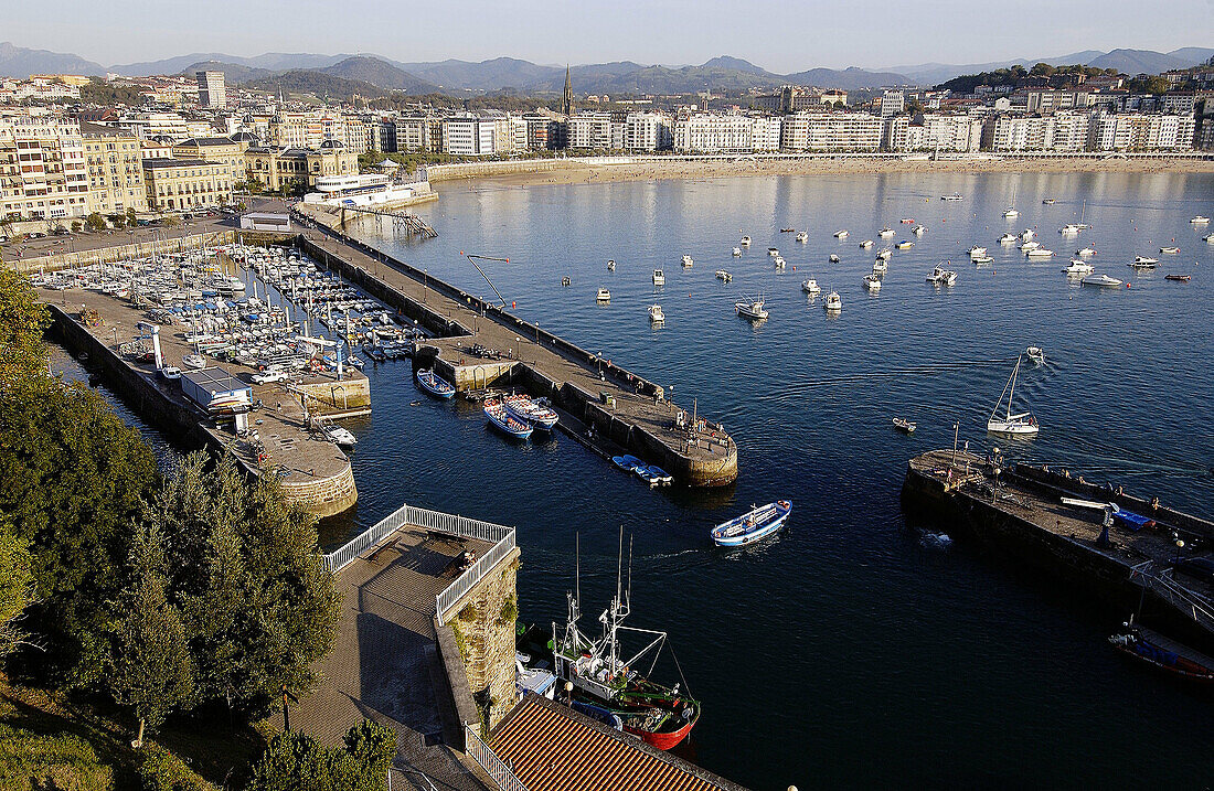 Hafen und Bahía de la Concha. Blick vom Monte Urgull. San Sebastian (Donostia). Guipuzcoa. Baskenland. Spanien