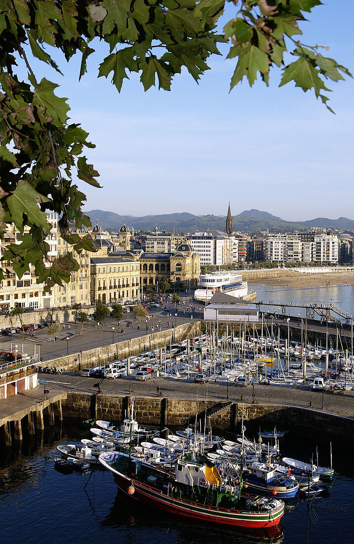 Hafen und Bahía de la Concha. Blick vom Monte Urgull. San Sebastian (Donostia). Guipuzcoa. Baskenland. Spanien