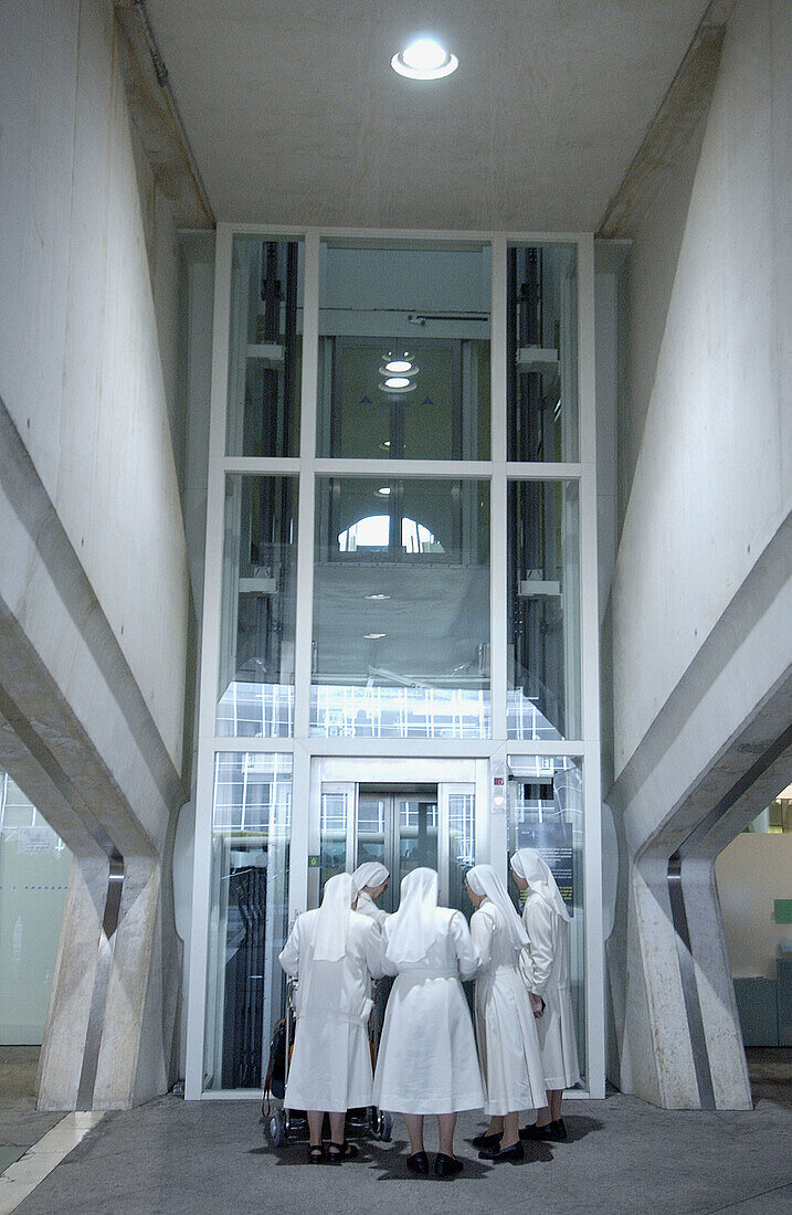 Nonnen am Flughafen von Bilbao von Santiago Calatrava. Biskaya. Euskadi, Spanien