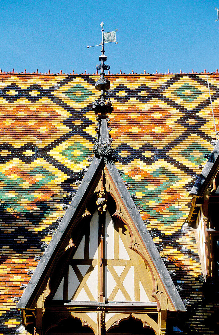 The XVIth Century Hôtel-Dieu hospital. Glazed and colored tiles roof. Beaune. Côte d Or. Burgundy. France.