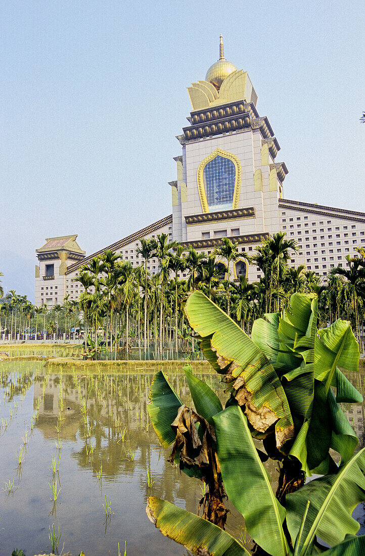 Chung-Tai buddhist monastery in Puli built in 2001 by Grand Master Wei Chueh (Architect C.Y. Lee). Taichung region, West coast. Taiwan. Republic of China.