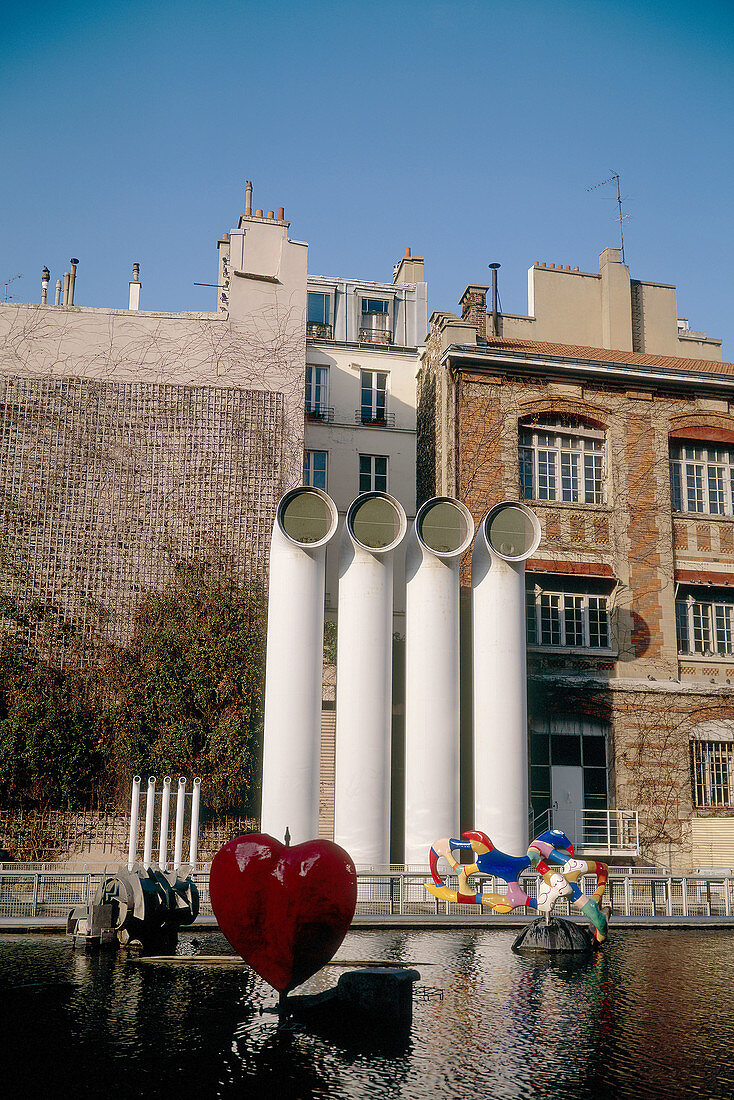 Place Beaubourg basin with Nikki de Saint-Phalle sculptures. Paris, France