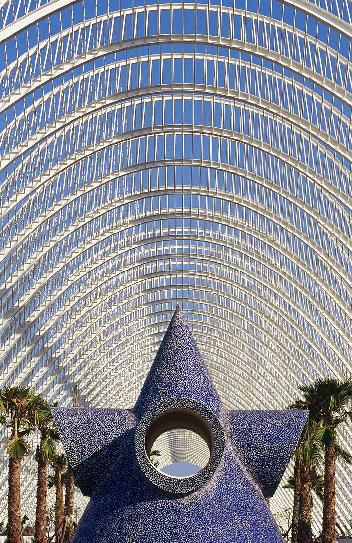 Skulptur im Umbracle , Stadt der Künste und Wissenschaften, von S. Calatrava. Valencia. Spanien