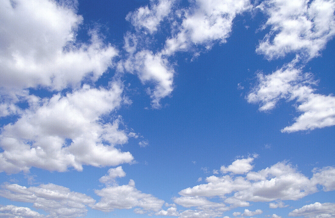 Ätherisch, Atmosphäre, Außen, Blau, Blauer Himmel, Endlos, Farbe, Fliegen, Flucht, Flüchtig, Glatt, Himmel, Hintergrund, Hintergründe, Horizontal, Landschaft, Landschaften, Licht, Luft, Natur, Raum, Ruhe, ruhig, sich Entspannen, Tageszeit, Traum, Unbegre