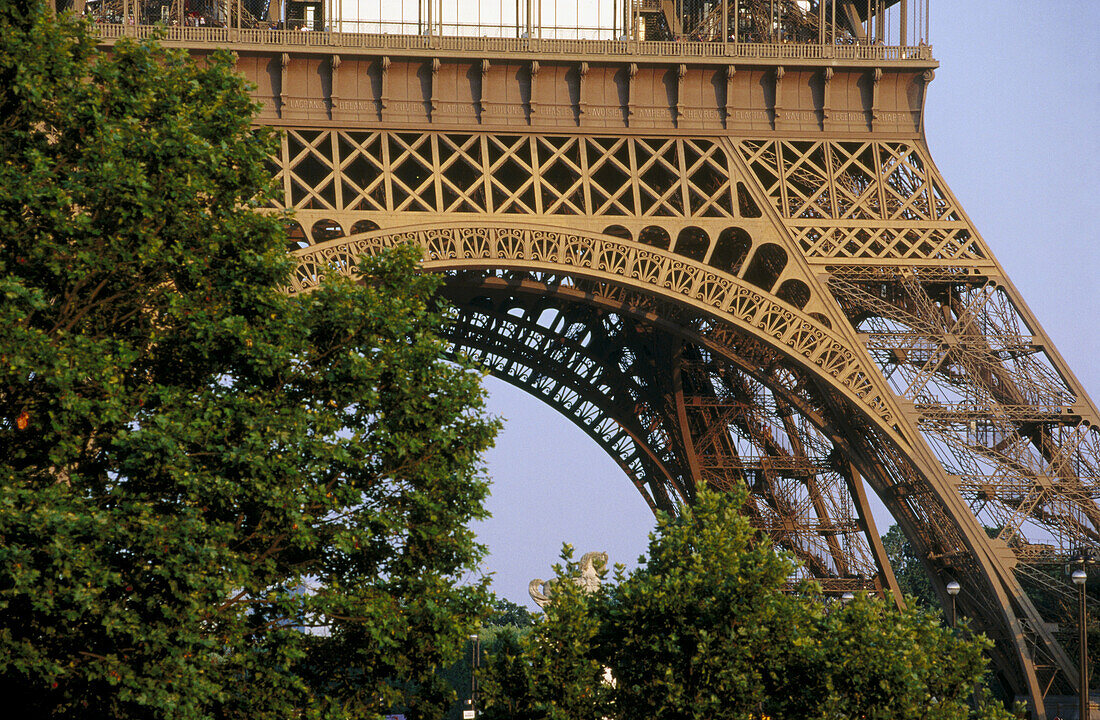 Architektur, Außen, Denkmal, Denkmäler, Detail, Details, Eiffelturm, Europa, Farbe, Frankreich, Horizontal, Ingenieurwesen, Ingenieurwissenschaft, Komplex, Metall, Paris, Plätze der Welt, Reisen, Sehenswürdigkeit, Sehenswürdigkeiten, Stadt, Städte, Struk