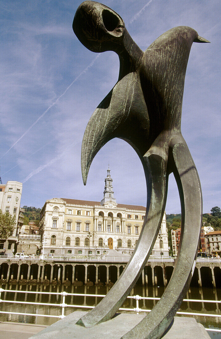 Skulptur von Vicente Vázquez Canónico, im Hintergrund das Rathaus. Muelle de Uribitarte. Bilbao. Spanien