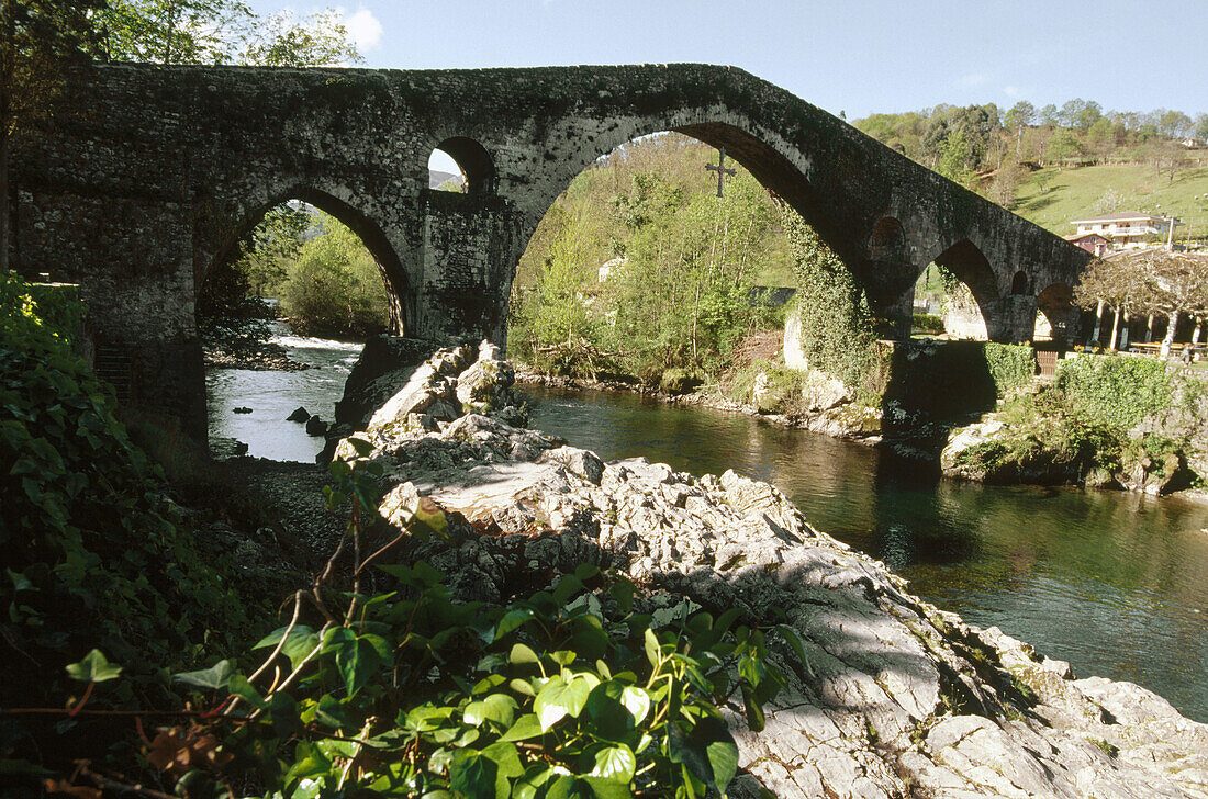 Puente Romano über den Fluss Sella. Cangas de Onís. Spanien